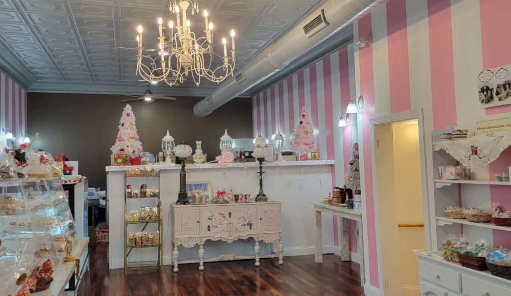 A room filled with lots of cakes and cupcakes.